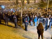 Tensió a la concentració de suport als immigrants desallotjats que continuen a Badalona