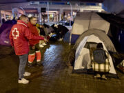 La Creu Roja trasllada una trentena dels immigrants del B9 de Badalona acampats sota la C-31