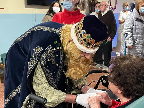 El_Rei_Gaspar_sorpren_les_residencies_de_gent_gran_de_Sant_Feliu_de_Llobregat.jpg