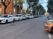Es realitzen treballs de renovació de la senyalització del mercat ambulant