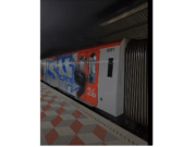 VÍDEO | Pinten un tren en marxa al metro de Barcelona: aturada forçada a Urgell