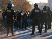 Els docents tallen carreteres i accessos a Barcelona en la primera jornada de vaga