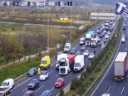 VÍDEO: Accident a l’A-2 a Sant Feliu provoca cues quilomètriques i complica l’entrada a Barcelona