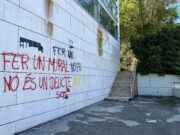 Estudiants de la UAB tornen a pintar el mural gegant esborrat a la plaça Cívica: “És el símbol de les nostres lluites”