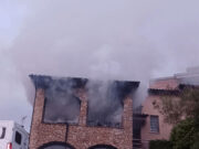 Espectacular incendi de matinada en una casa de Sant Vicenç dels Horts: flames a la planta superior